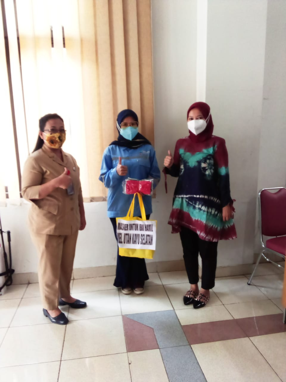 Pembagian masker secara simbolis kepada kader Dasawisma